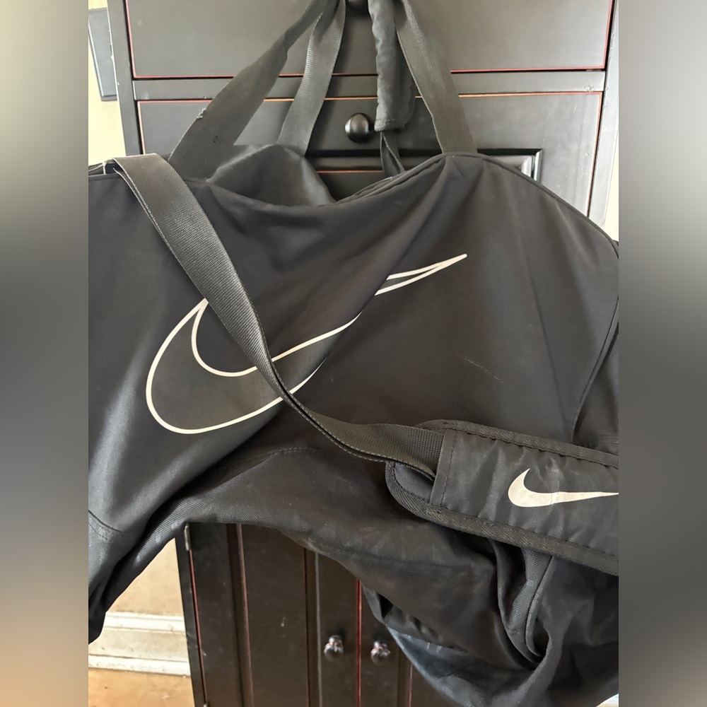 Nike xtra large duffle bag. Lightweight. Nylon. Zip close. Adj. shoulder strap